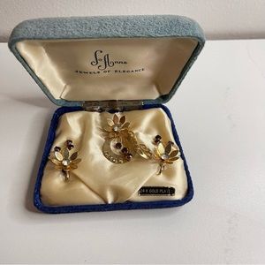 1950's JoAnne 24 K Gold Plated purple Rhinestone Brooch screw back Earring Set
